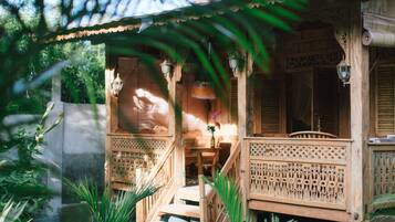 Cabane Classique, 1 trÚs grand lit, vue jardin, cÎté jardin | Vue de la chambre