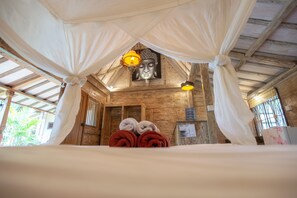 Cabaña clásica, 1 cama de matrimonio grande, vistas al jardín, en la zona del jardín | Caja fuerte, escritorio, wifi gratis y ropa de cama