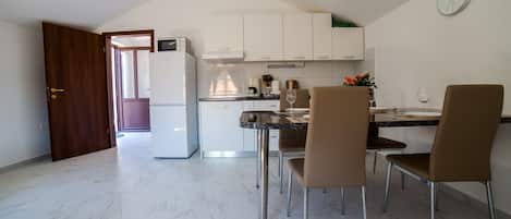 Een koelkast, een magnetron, een oven, een koffiezetapparaat/waterkoker