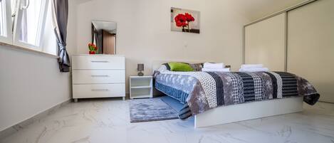 1 soverom, safe på rommet, wi-fi (inkludert) og sengetøy