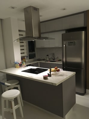 Kühlschrank, Mikrowelle, Ofen, Herdplatte