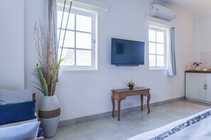 Deluxe Room | Private kitchen | Full-size fridge, dishwasher, cleaning supplies, paper towels