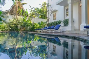 Una piscina al aire libre