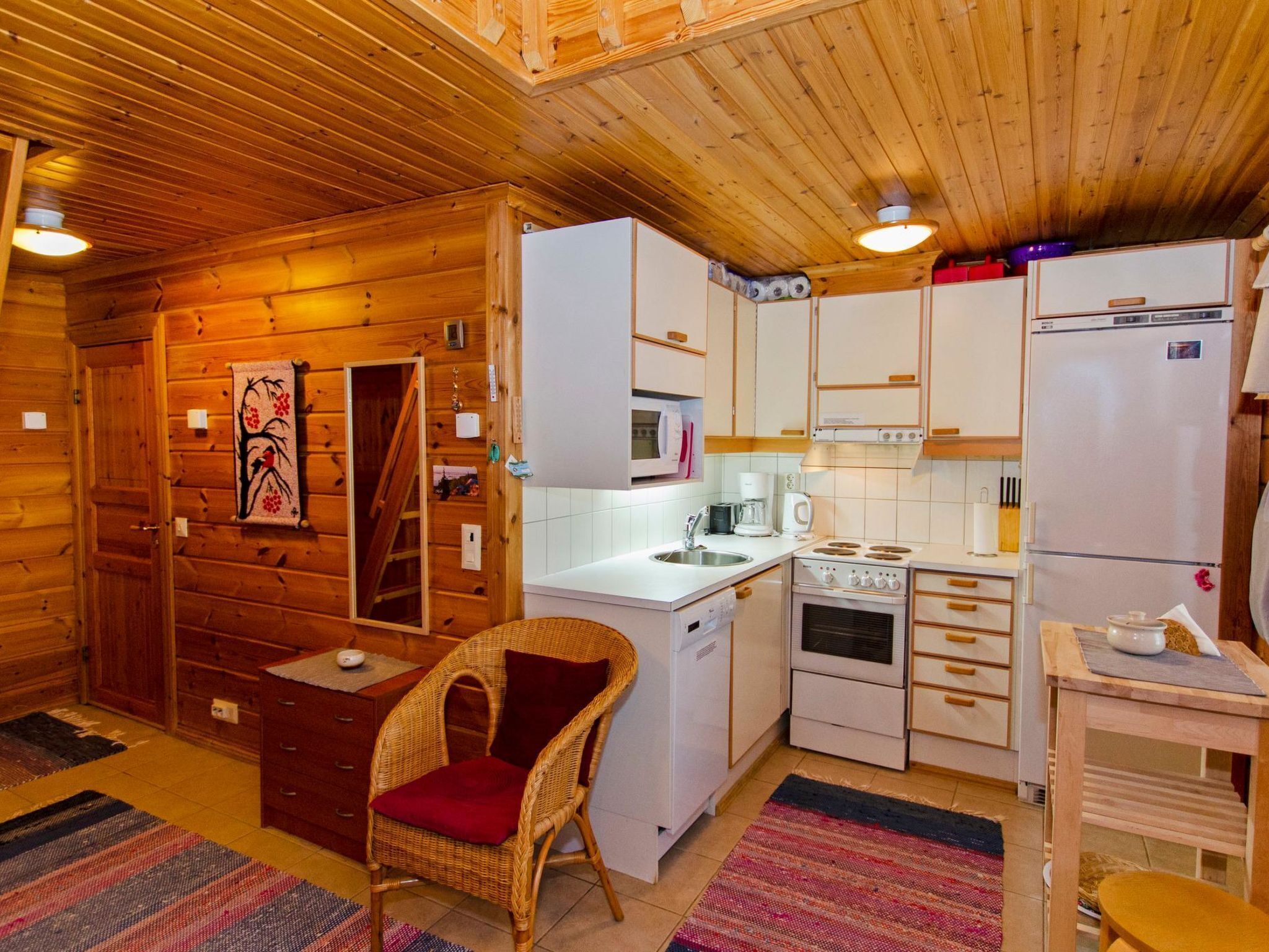 Een koelkast, een microgolfoven, een vaatwasser