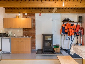 Fridge, microwave, dishwasher, cookware/dishes/utensils