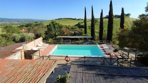 Una piscina sul tetto con vista libera sul paesaggio circostante, tra cui colline e alberi.