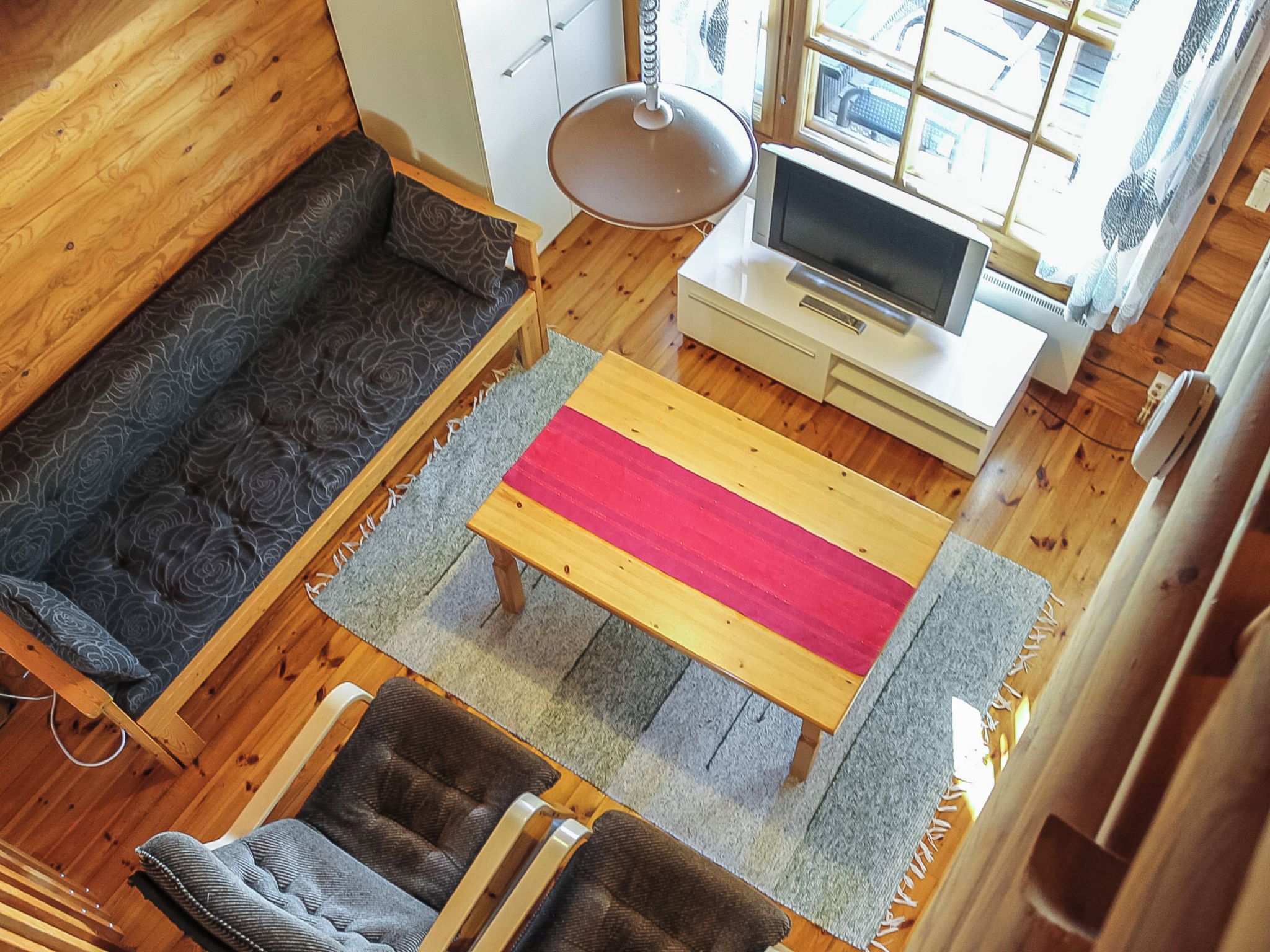 Una sala moderna con un sofá, una mesa de centro y una televisión.