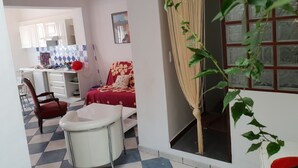 A compact living space with a kitchenette, a dining area, and a bedroom. - Village house, sea view, Cerbère (Cerbère)
