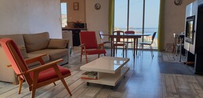 Télévision, cheminée, livres