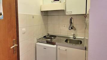 Geladeira, talheres/pratos/utensílios de cozinha