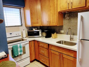 Private kitchen - Cozy and Comfortable, one bedroom, in the heart of Waikiki (Honolulu)
