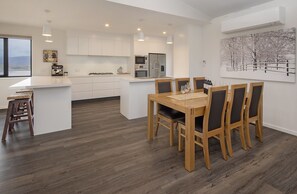 House, 4 Bedrooms, 2 Bathrooms, Lake View | Private kitchen