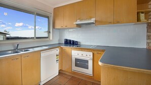 House, 2 Bedrooms, 2 Bathrooms, Lake View | Private kitchen | Full-size fridge, microwave, oven, stovetop - Beloka 7 (Jindabyne)