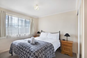 House, 2 Bedrooms, 2 Bathrooms, Lake View