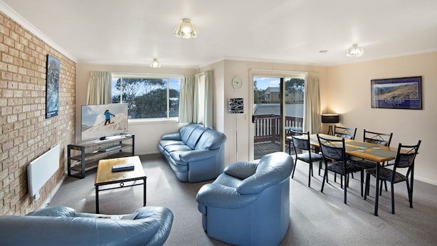 House, 2 Bedrooms, 2 Bathrooms, Lake View | Living area | Flat-screen TV - Beloka 7 (Jindabyne)