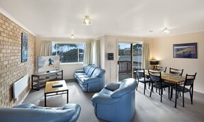 House, 2 Bedrooms, 2 Bathrooms, Lake View | Living area