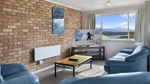 House, 2 Bedrooms, 2 Bathrooms, Lake View | Living area | Flat-screen TV - Beloka 7 (Jindabyne)