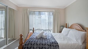 House, 2 Bedrooms, 2 Bathrooms, Lake View | 2 bedrooms, iron/ironing board, WiFi (free), bed sheets - Beloka 7 (Jindabyne)