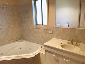 House, 2 Bedrooms, 2 Bathrooms, Lake View | Bathroom