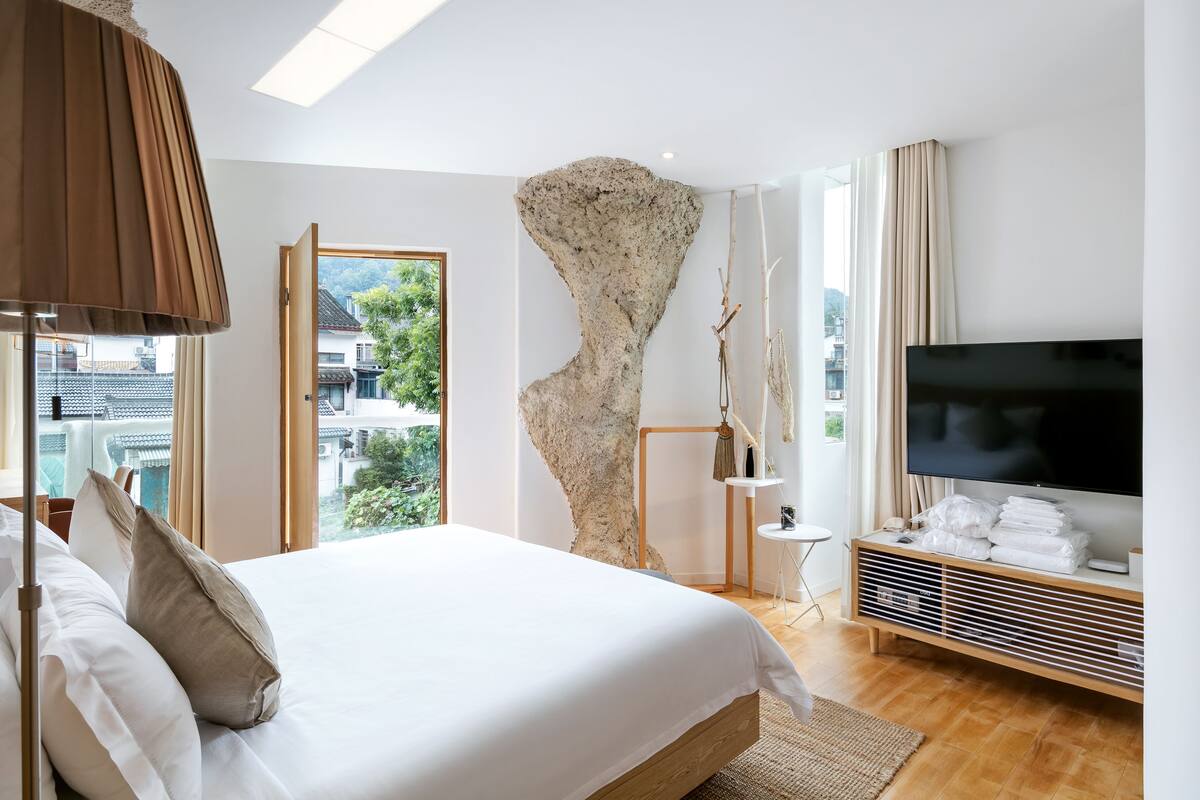 Habitación de diseño doble, 1 cama de matrimonio | 1 dormitorio, edredones de plumas, caja fuerte y wifi gratis