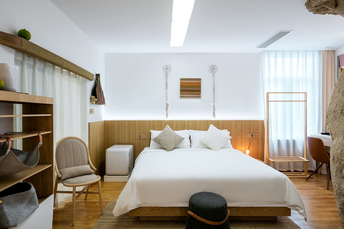 Room, 1 Queen Bed | 1 bedroom, down comforters, in-room safe, individually decorated
