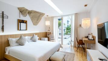 Comfort Room, 1 Queen Bed | 1 bedroom, down duvets, in-room safe, individually decorated