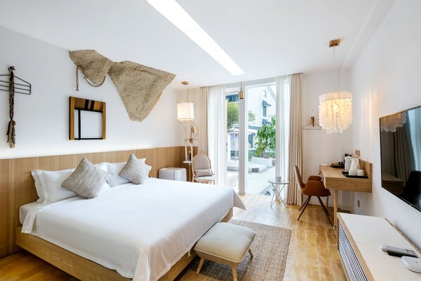 Comfort Room, 1 Queen Bed | 1 bedroom, down comforters, in-room safe, individually decorated