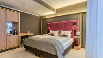 Junior Suite | Hypo-allergenic bedding available, in-room safe, desk, blackout drapes