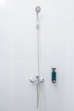 Standard Double Room, 1 Double Bed | Bathroom shower -  Al Thalib 8 Syariah (Malang)