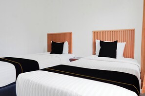 Standard Twin Room, 2 Single Beds | Desk, free WiFi, bed sheets - Hotel O near Transmart Padang formerly Sulaiman Residence (Padang)