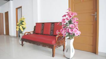 Coin salon dans le hall