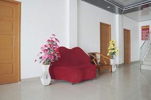 Lobby sitting area - Hotel O near Transmart Padang formerly Sulaiman Residence (Padang)