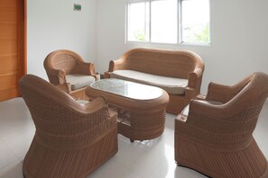 Lobby sitting area - Hotel O near Transmart Padang formerly Sulaiman Residence (Padang)