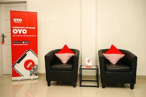 Lobby sitting area - OYO 721 Sulaiman Residence Syariah (Padang)