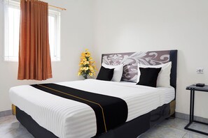 Desk, free WiFi, bed sheets - Hotel O near Transmart Padang formerly Sulaiman Residence (Padang)