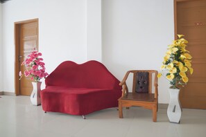 Lobby sitting area - Hotel O near Transmart Padang formerly Sulaiman Residence (Padang)