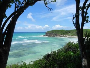 Perto da praia, espreguiçadeiras