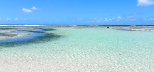 Nær stranden og solsenger