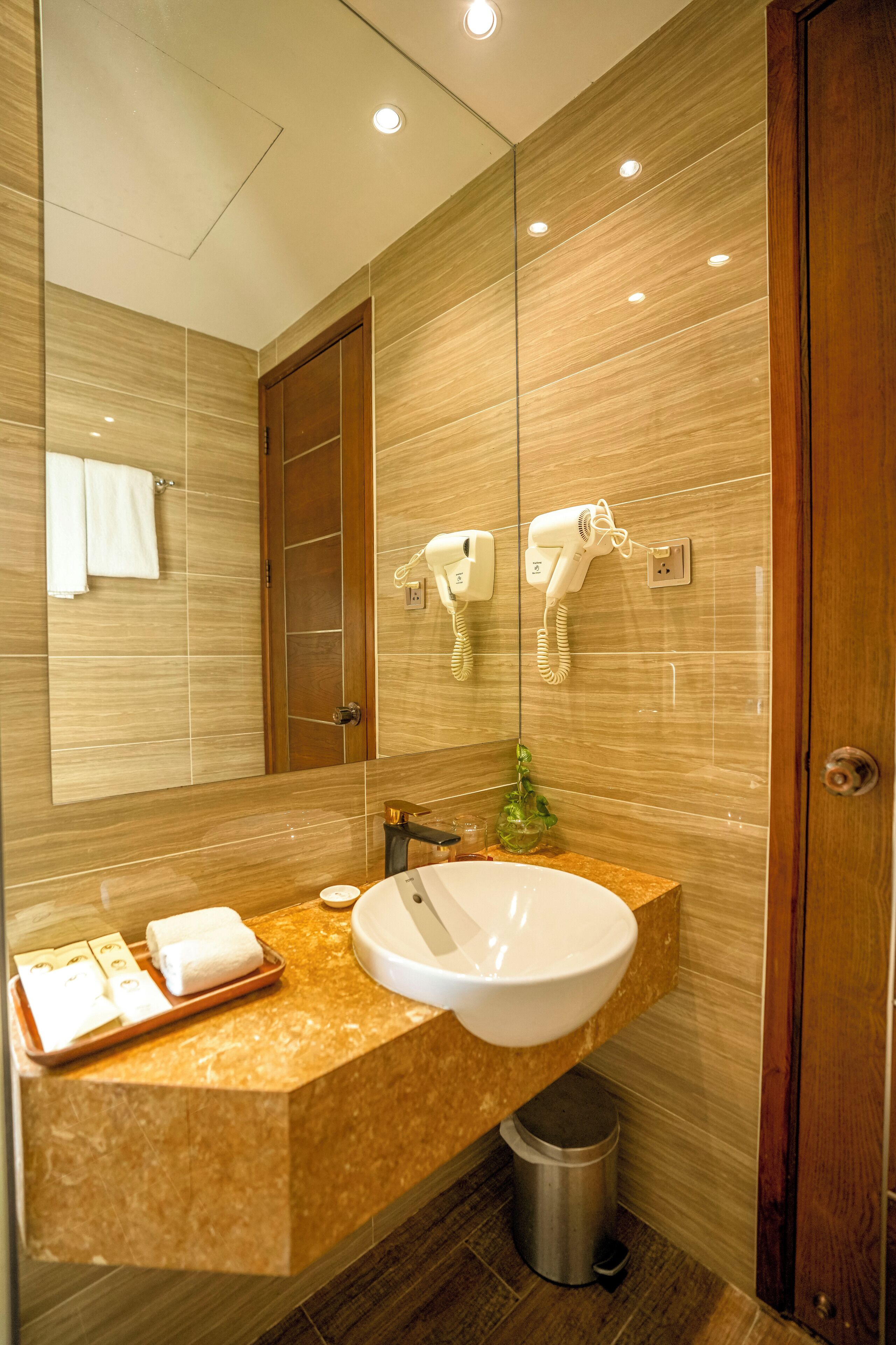 premium room | bathroom | free toiletries, hair dryer, slippers, towels