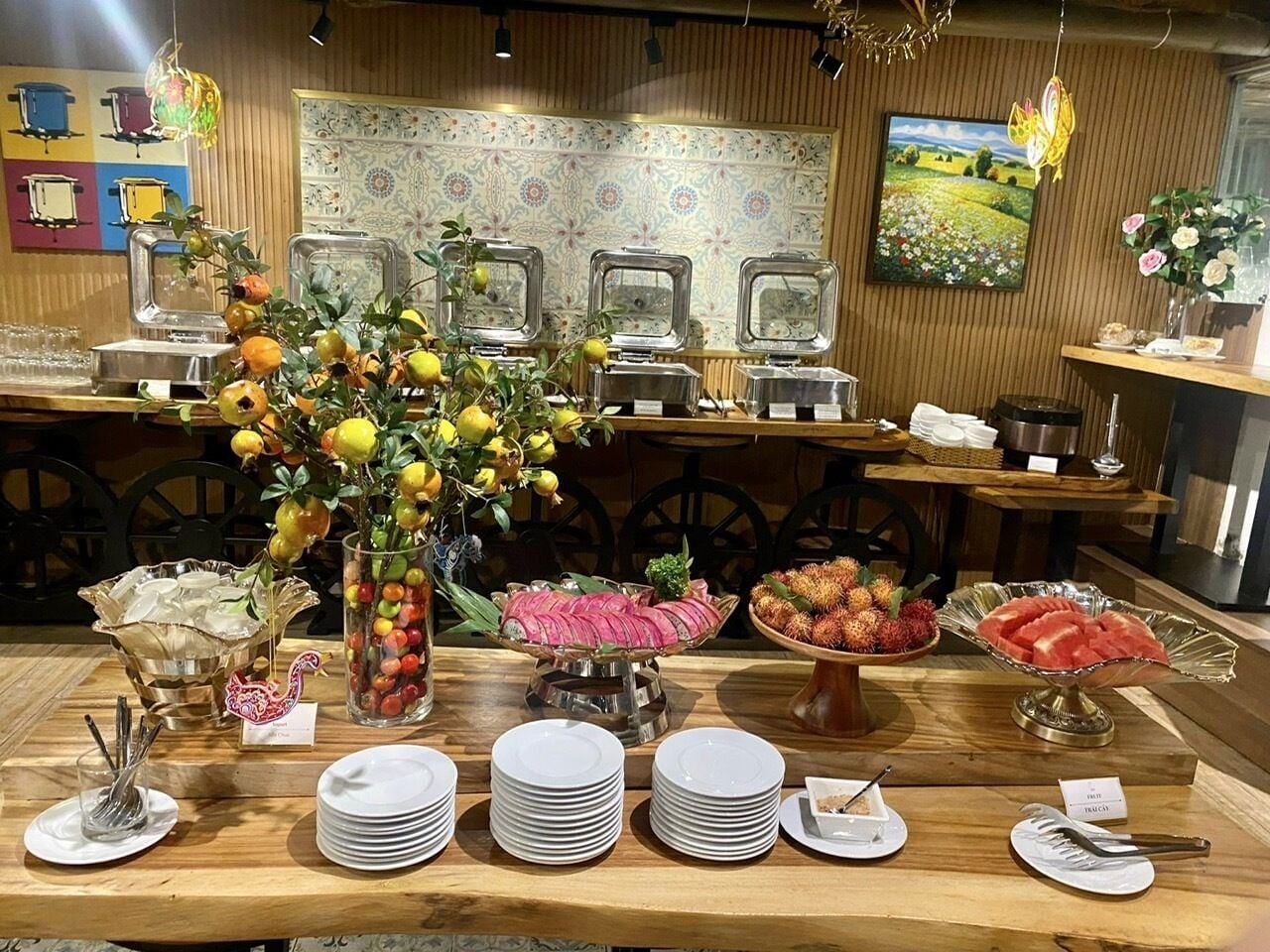 Ein reichhaltiges Buffet mit verschiedenen Speisen und einem dekorativen Mittelstück.