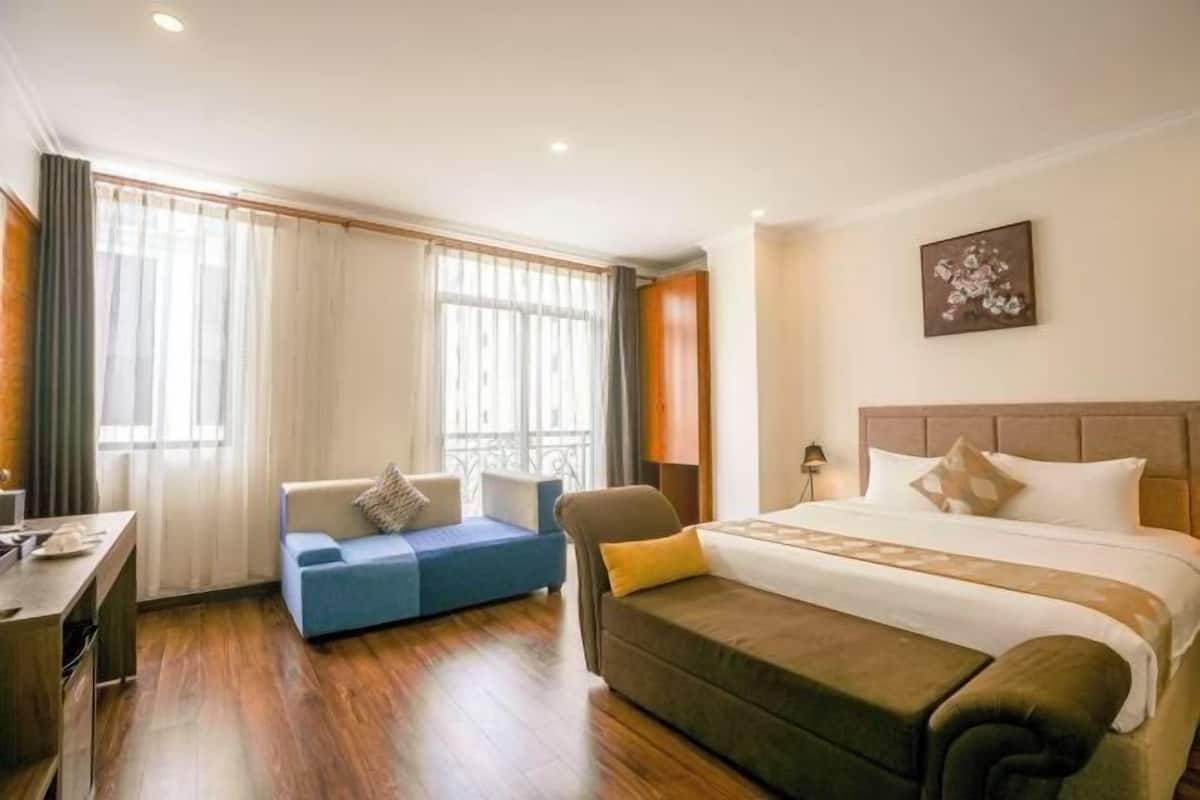 Minibar, in-room safe, laptop workspace, blackout drapes