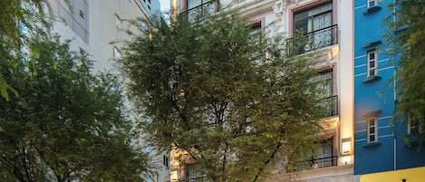 Vista frontal de la propiedad