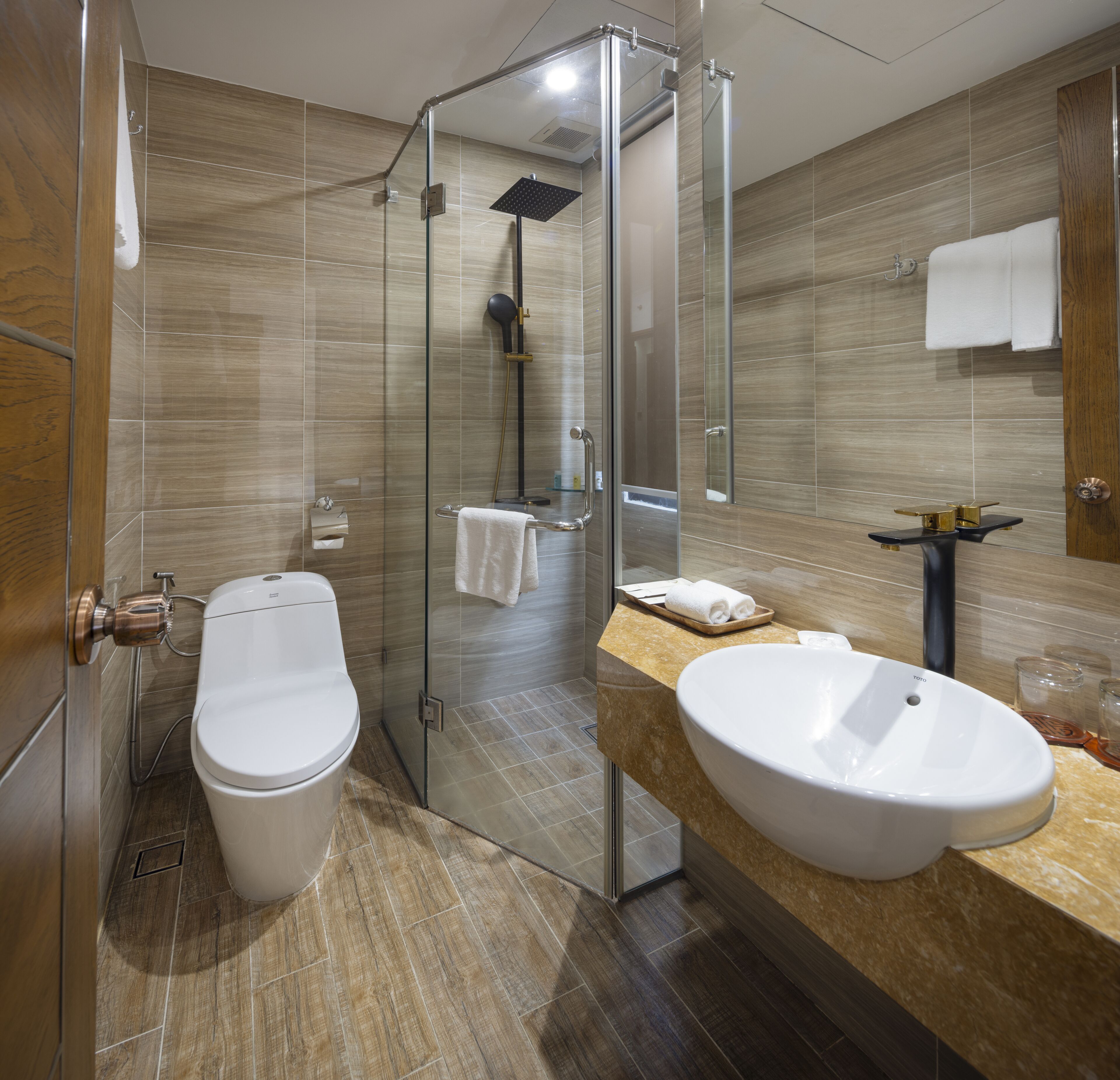 deluxe double room (no window) | bathroom | free toiletries, hair dryer, slippers, towels