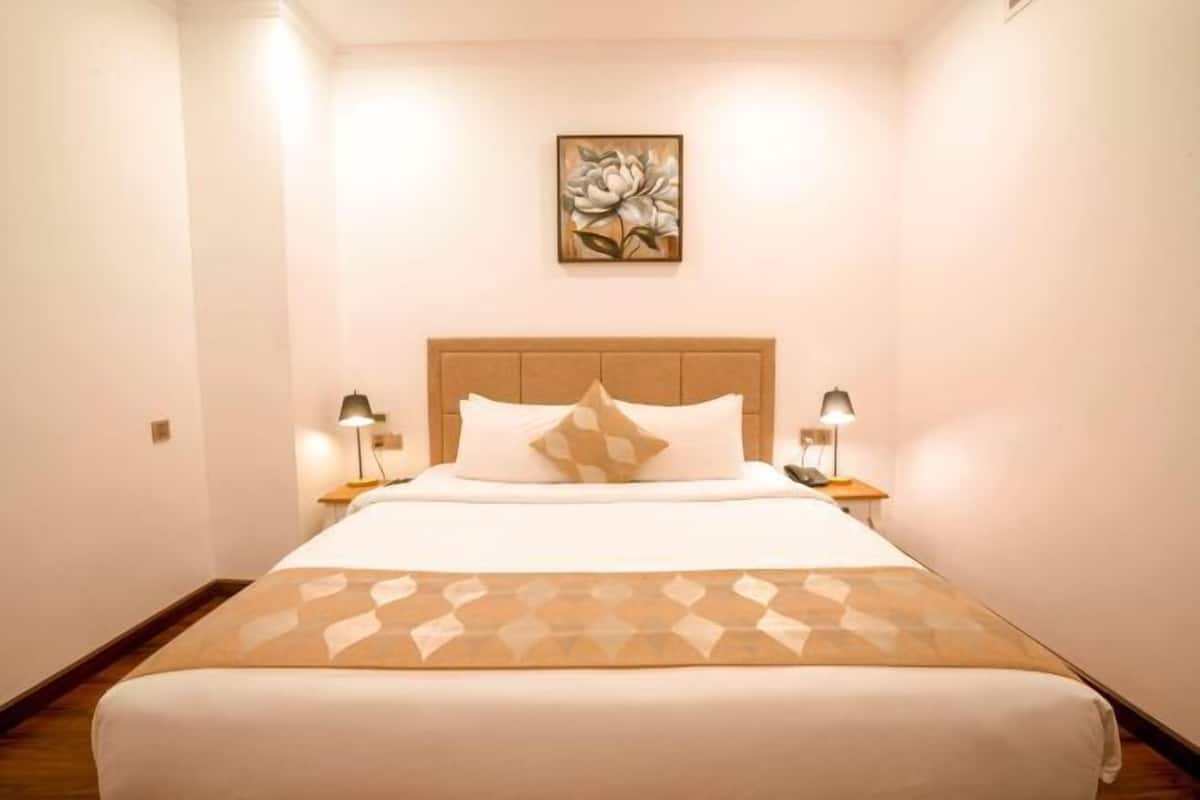 Minibar, in-room safe, laptop workspace, blackout drapes