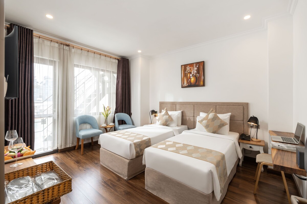 Premium Twin kamer | Een minibar, een kluis op de kamer, een bureau, verduisterende gordijnen