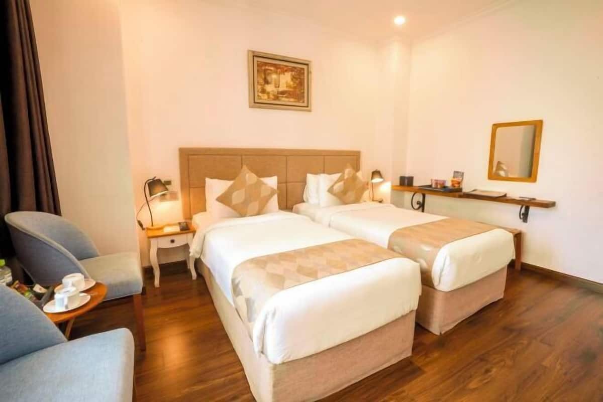 Minibar, in-room safe, laptop workspace, blackout drapes