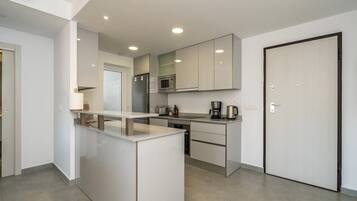 Een koelkast, een microgolfoven, een oven, een kookplaat