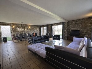 Unclassified image, 4 of 24, button