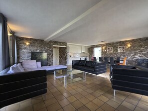 Unclassified image, 5 of 24, button