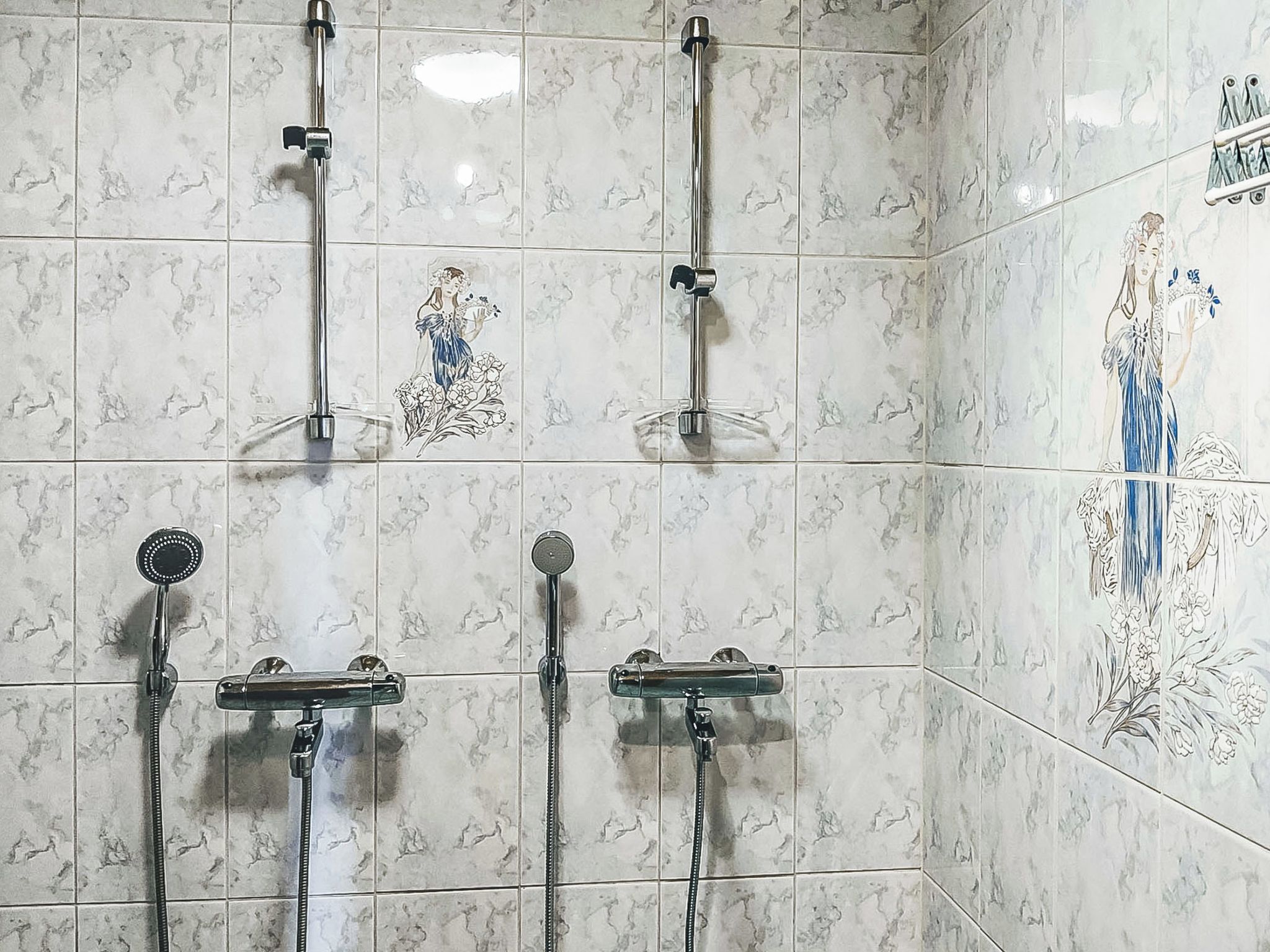 Un baño con ducha, bañera y retrete.